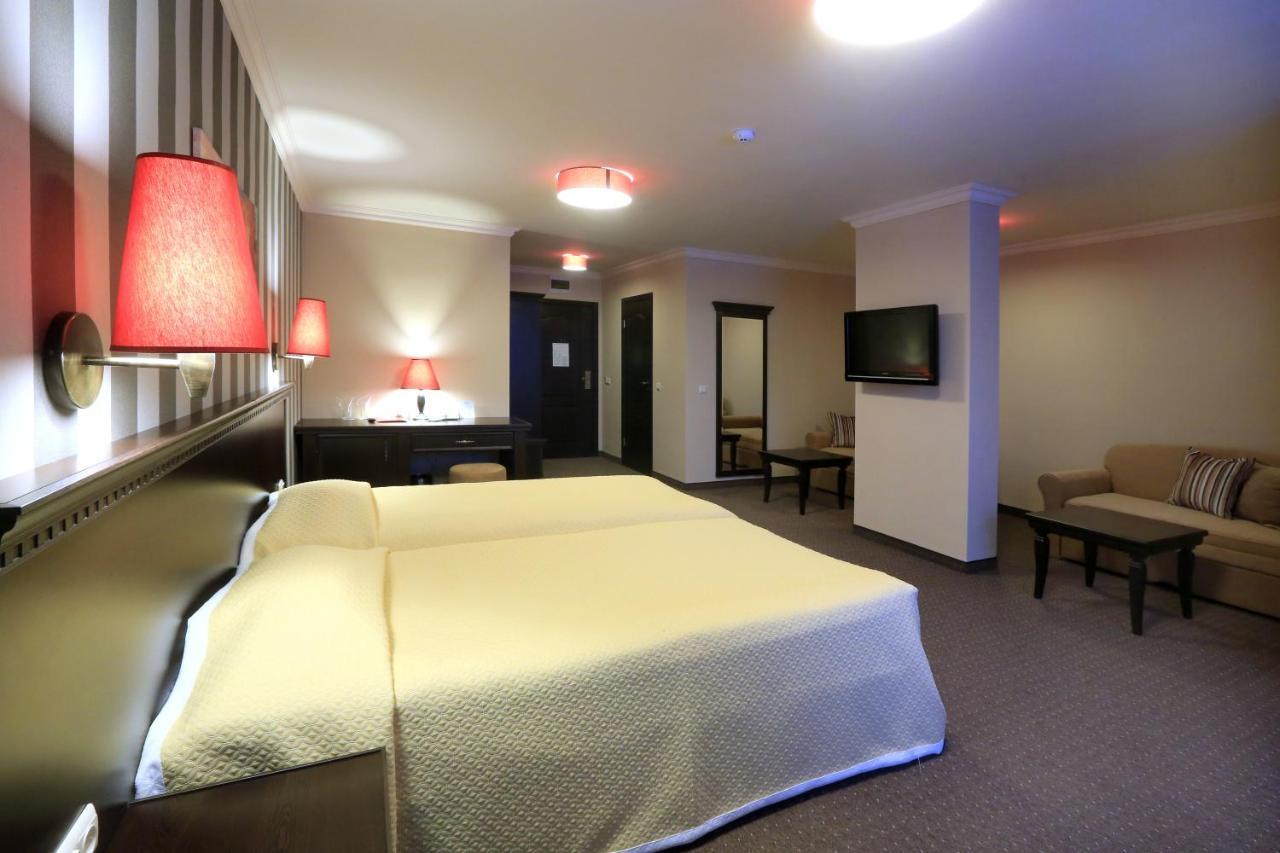 Royal Park & 4*